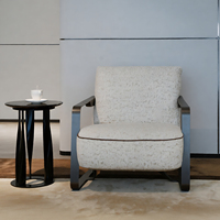Fauteuil lounge en tissu texturé minimaliste italien, avec accoudoirs en métal robuste, pour hôtel, hall d'entrée et projets commerciaux