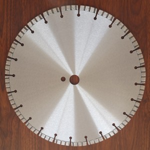 Lame de scie segmentée de 14 pouces (350 mm) de qualité industrielle, soudée au laser et à haute fréquence, pour la découpe du béton, de l'asphalte et des pavés - Product Image 2