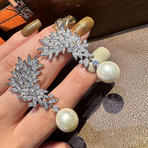 Orecchini Pendenti E3575 in Oro Bianco a Forma di Pianta con Incastonatura Pavé, Gioielli di Lusso in Cristallo per Matrimoni - Product Image 3