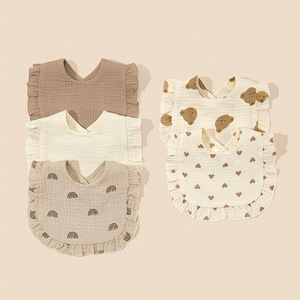 Bavoir pour bébé avec bouton de fermeture doux OEM pour nourrissons et tout-petits Nouveau bavoir à salive en pure gaze de coton à volants en dentelle et imprimé d'animaux - Product Image 1