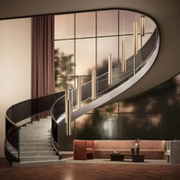 Escalier courbé intérieur sur mesure avec garde-corps en verre de sécurité