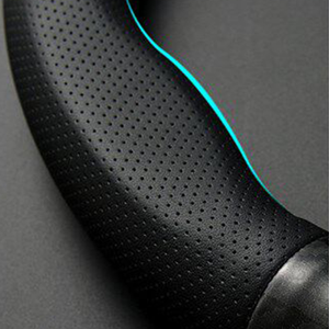 Housse de <span class=keywords><strong>volant</strong></span> en fibre de carbone brillante à 4 segments, garniture en <span class=keywords><strong>cuir</strong></span> perforé, antidérapante, respirante, protection sportive pour <span class=keywords><strong>volant</strong></span> de voiture - Product Image 3