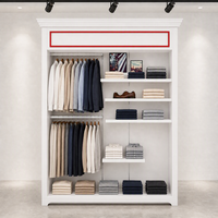 Vitrine de présentation en fer à grain de chêne avec moulure de couronne, cadre de signalétique rouge et étagères décalées pour la vente au détail et la vente en gros