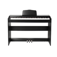 Un clavier numérique en plastique noir et blanc au design unique pour la superposition de tons et le travail créatif dans un studio de piano