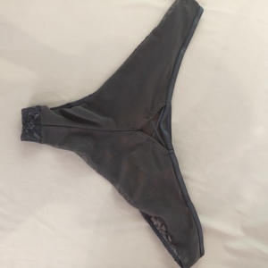 Ensemble de Lingerie Boudoir Gris Foncé en Dentelle Florale à <span class=keywords><strong>Cils</strong></span> avec Armatures, Bretelles Croisées à l'<span class=keywords><strong>Avant</strong></span>, Soutien-Gorge à Anneau Métallique et String – Vente en Gros - Product Image 5