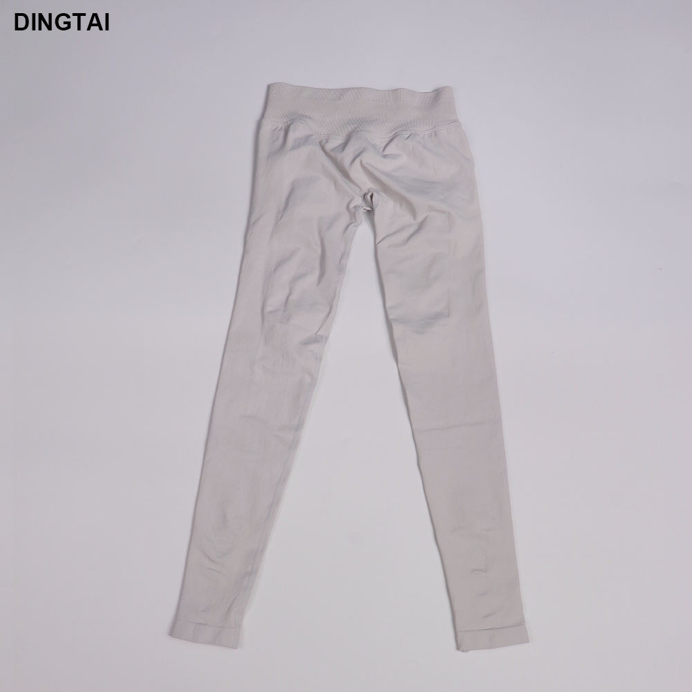 เลกกิ้งขนนกสีเบจ