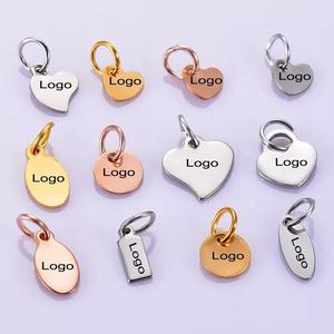 Ciondoli e Targhette Metalliche per Gioielli in Acciaio Inossidabile con Logo di Design Personalizzato Inciso, Placcatura PVD Oro, Argento e Nero, e Lettere Stampate - Product Image 4