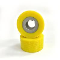 Rouleau de transmission en polyuréthane jaune personnalisé avec rainures diamantées antidérapantes et noyau en acier à rainure pour convoyeur et chariot élévateur