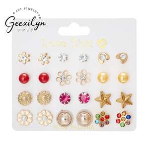 مجموعة جديدة شهرية عابرة للحدود من أقراط نسائية مرصعة من سبيكة مطلية كهربائياً، 12 زوجاً بتصاميم زهرة وقلب ونجمة وقمر مرصعة بالماس - Product Image 5