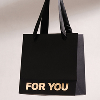 Sac fourre-tout noir sur mesure, écologique, recyclable, avec logo doré estampé à chaud, poignée en ruban, emballage cadeau haut de gamme pour créateur