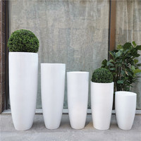Vente directe d'usine de piliers de mariage classiques en forme de balle pour les hôtels et l'usage domestique, pots de fleurs en plastique renforcé de fibre de verre