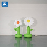Modèle de fleur gonflable blanc personnalisé avec poteau pour la décoration de scène d'événements en extérieur et de sites touristiques