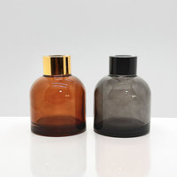 Flacon diffuseur à roseaux en verre ambré gris personnalisable de 100 ml avec bouchon doré/noir sérigraphié pour emballage cosmétique et parfum d'ambiance