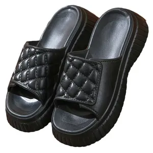 2024 nuevas zapatillas de EVA con suela gruesa y sensación de pisar las heces. Zapatillas frescas de primavera y verano para mujer en casa