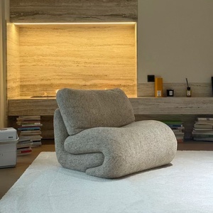 เก้าอี้ผ้าหุ้มทรงโค้งคล้ายงู พร้อมเบาะนุ่มสบาย ดีไซน์มินิมอลสไตล์วาบิซาบิ เหมาะสำหรับห้องนั่งเล่นที่อบอุ่น - Product Image 1