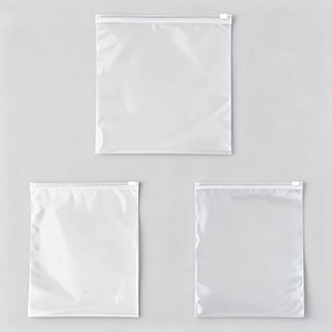 Bolsas de Polietileno Transparente Esmerilado con Cierre Hermético y Logotipo Personalizado, Reciclables, para Empacar Ropa, Camisetas y Prendas de Vestir - Product Image 3