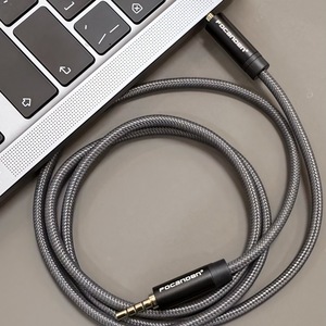 Cable de audio auxiliar Focanden de 3.5 mm macho a macho con revestimiento de nailon trenzado para conexión de audio y video en automóviles. - Product Image 1