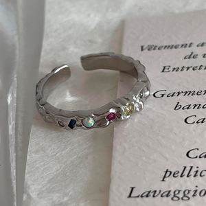 Anillo de dedo ajustable con diamantes de imitación y corazón chapado en oro vintage - Product Image 5