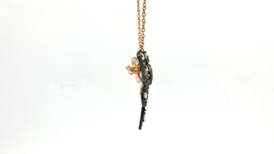 จี้รูปไข่ประดับทับทิมสีม่วงแดงสไตล์อาร์ตเดโค โดดเด่นด้วยความสง่างามเหนือกาลเวลา จี้และเข็มกลัดนี้มีสีสันสดใส - Product Image 4