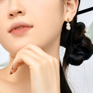 Boucles d'oreilles pendantes Dylam Beauty élégantes en argent sterling plaqué or 22 carats avec éléments de motifs traditionnels chinois et gourde en jade Hetian - Product Image 2