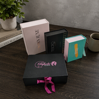 Boîte cadeau pliante magnétique à rabat ouvert en carton rigide de luxe avec logo imprimé personnalisé, gaufrage et revêtement UV, matériaux recyclés