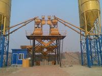Ligne de production de béton électrique HZS35 de 35 m³/h avec commande PLC, chargeur à grue élévatrice et bacs à 2 ou 3 compartiments en option