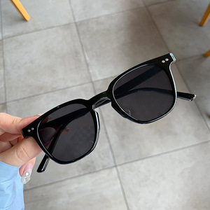 Gafas de Sol Unisex Qianai, Montura Negra Brillante, Lentes de PC con Protección UV400 Tipo 3, Remaches Punteados Irregulares K3-6148 - Product Image 3