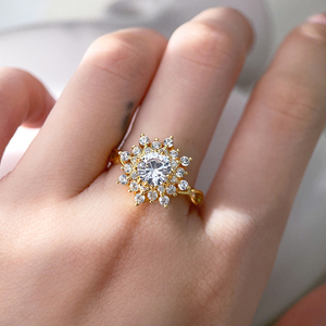 Bague en forme de fleur avec grappe de zircons cubiques, plaquée or 18 carats, bijoux glamour pour femme, fiançailles, mariage, laiton - Product Image 4