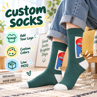 Chaussettes vertes mi-mollet personnalisées, bout et talon contrastants blancs, motif imprimé rouge et bleu, design sur mesure, marque privée disponible pour les entreprises