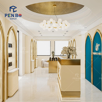 Conception d'intérieur de boutique de parfums sur mesure avec vitrines de présentation de parfums et système de mobilier modulaire
