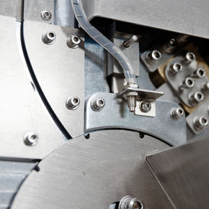 Máquina automática de corte y crimpadora de mecha, equipo de inserción de <span class=keywords><strong>carburo</strong></span> para sujetar mechas, fabricación de mechas de algodón para hacer velas de cera - Product Image 3