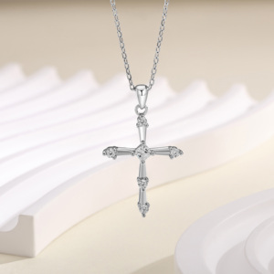 Nouveau Collier Chrétien pour Femme en Argent Sterling 925 Plaqué Rhodium avec Pendentif Croix et Zircon Cubique Taille Princesse – Cadeau - Product Image 2