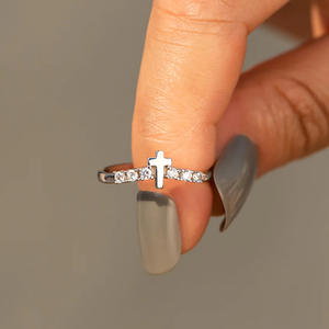 Anillo de Diamantes de Oro Blanco para Mujer Q538 con Diseño de Cruz para Ceremonias Religiosas, Corte Brillante Redondo Natural, Color G - Product Image 2
