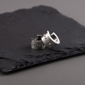 ต่างหูฮักกี้ ไทเทเนียมสตีล ขอบกว้าง ประดับเพชร ต่างหูห่วงแฟชั่นสำหรับผู้ชาย ดีไซน์ทรงเรขาคณิต สำหรับสวมใส่ในชีวิตประจำวัน - Product Image 2