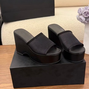 Chaussures de créateurs - Styles classiques et tendance - Chaussures confortables antidérapantes à semelle épaisse - Sandales de plage et d'extérieur - Product Image 2