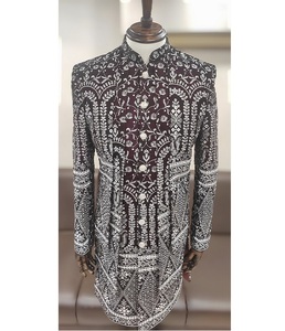 Ensemble indowestern pour homme pour mariage, fabriqué en tissu de velours riche, comprenant un kurta brodé et une veste de style ouvert pour les fêtes - Product Image 3