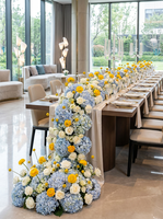 Chemin de table artificiel haut de gamme moderne blanc et bleu avec roses, hortensias et delphiniums pour la décoration de table de cérémonie de mariage