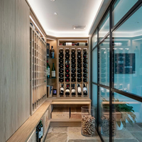 Conception de salle de dégustation de vin en bois massif sur mesure, grand format, avec rangement mural de luxe pour villas, hôtels, restaurants et caves à vin