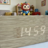 Horloge intelligente décorative en bois à commande vocale, avec chronographe, thermomètre et réveil LED, par le fabricant Creative