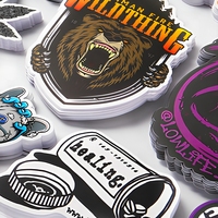Autocollants en vinyle découpés sur mesure, imperméables, résistants aux UV et aux rayures, étiquettes adhésives en PVC pour skateboard, bouteille, boîte cadeau