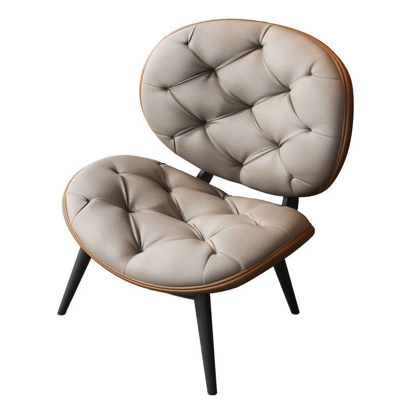 Chaise de villa classique, coque marron et revêtement gris clair.