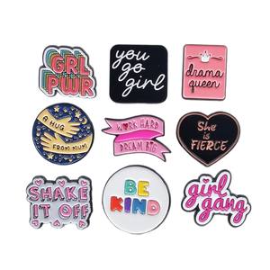 女の子はお母さんのブローチからハグになるクリエイティブピンクフェミニストエナメルラペルピン - Product Image 3