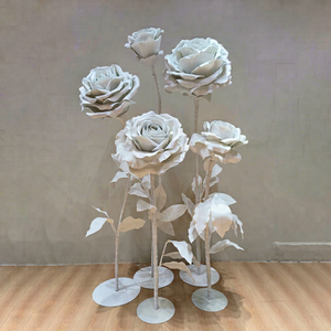 Fleur de rose géante en EVA rouge et blanche faite à la main en gros pour la décoration de mariage et de demande en mariage avec support en métal - Product Image 1