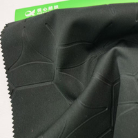 Fournisseur de tissus pour vestes de sport d'extérieur en polyester 100% teint, gaufré 3D géométrique