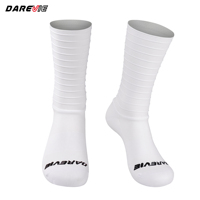 Chaussettes de cyclisme aérodynamiques blanches élastiques à logo personnalisé Darevie, chaussettes de sport professionnelles Meias Para Ciclismo