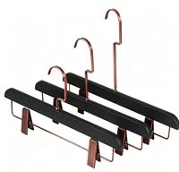 Cintre en bois de hêtre antidérapant à épaules larges pour veste, personnalisable avec logo, idéal pour hôtel, avec pince à costume en bois de lotus