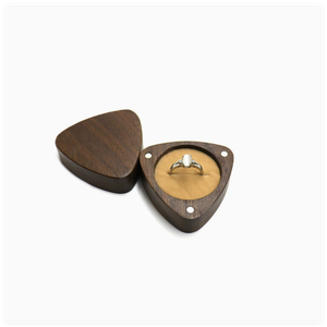 Scatola Porta Gioielli Triangolare in Legno di Noce Nero Resistente - Contenitore per Anelli di Fidanzamento - Product Image 5
