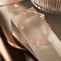 Bracelet double couche Fleur de Trèfle, Bijou de main haut de gamme minimaliste de luxe léger, Accessoire de mode polyvalent et élégant pour le quotidien