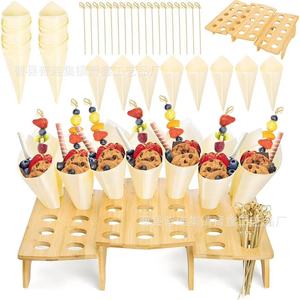 Soporte de madera para conos de helado con brochetas y conos para exhibir postres en fiestas - Product Image 1