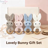 Hochet musical gonflable en coton crocheté fait main avec lapin, jouet apaisant pour bébé nouveau-né en bois de hêtre naturel pour la dentition